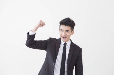 Bir takım elbise el yukarı ve tezahürat giyen genç Asyalı adam