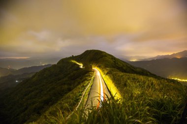 Buyan Pavilion, Lonely Highway, arka planda