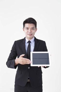 Takım elbiseli bir tablet holding ve kameraya gösteren genç adam