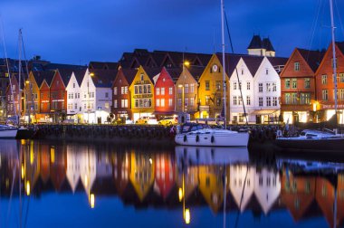 Akşam Bryggen şehir. Norveç, Europe