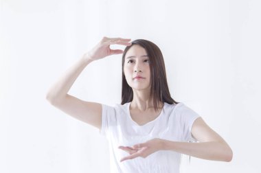 Genç Asyalı kadın eller yukarı ve uzağa arıyorsunuz