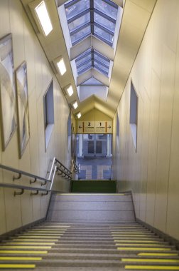 Arka planda salonda merdiven, yakın