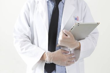Genç doktor dizüstü bilgisayar tutuyor.,