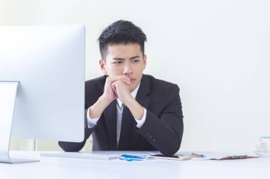 Bir takım elbise giymiş genç Asyalı adam birlikte ve seyir uzakta eller