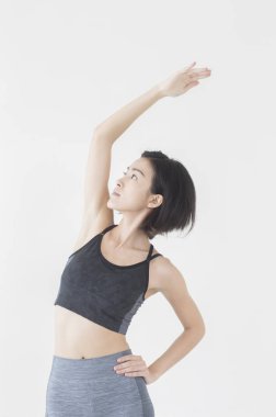 Genç Asyalı kadın kendini germe ve uzağa arıyorsunuz