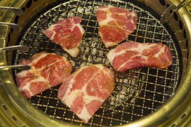 Barbekü, arka planda Domuz eti, yakın