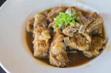 Domuz, Kaburga, Arka planda Domuz Kaburga, yakın