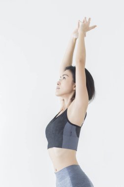 Genç Asyalı kadın kendini germe ve uzağa arıyorsunuz