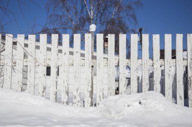 arka planda kar ile güzel kış