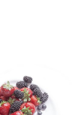 Beyaz üzerine izole edilmiş çilek ve böğürtlen yakın çekim