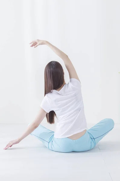 Jovem Mulher Asiática Esticando Mostrando Lhe Volta Para Câmera — Fotografia de Stock