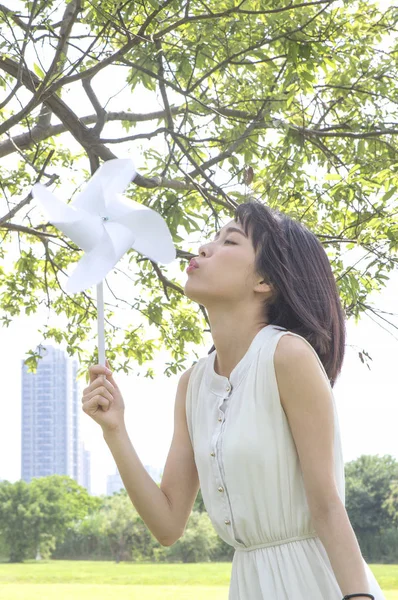 年轻的亚洲妇女拿着风车 — 图库照片