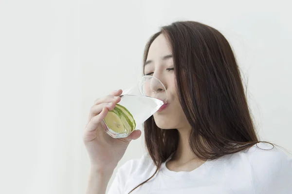 Jeune Femme Asiatique Boire Une Limonade — Photo