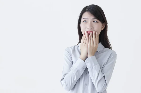 Junge Asiatische Frau Trägt Einen Anzug Hände Auf Ihrem Gesicht — Stockfoto