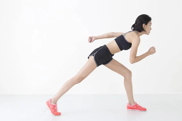 Joven Mujer Asiática Corriendo Mirando Lejos —  Fotos de Stock