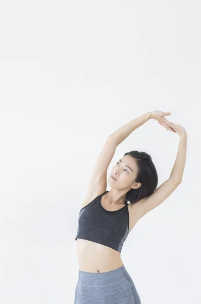 Ung Asiatisk Kvinna Stretching Själv Och Tittar Bort — Stockfoto
