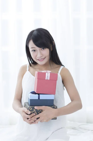 Menina Segurando Alguns Presentes Sorrindo Para Câmera — Fotografia de Stock