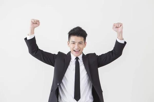 Ung Asiatisk Man Klädd Kostym Händer Upp Och Jublar — Stockfoto