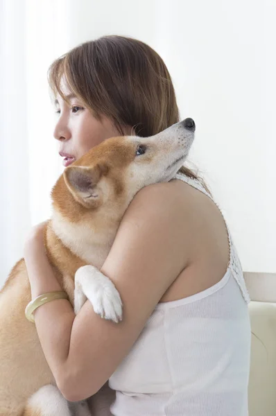 Junge Asiatische Frau Einem Blauen Kleid Hält Ihren Hund Und — Stockfoto