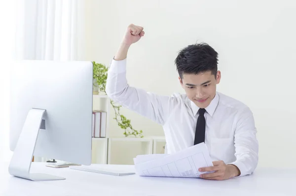 Joven Asiático Hombre Usando Traje Manos Arriba Animando —  Fotos de Stock