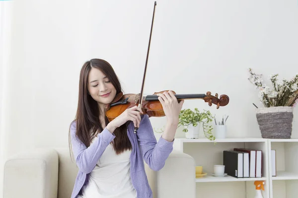 Jovem Mulher Asiática Uma Jaqueta Roxa Sorrindo Tocando Violino Com — Fotografia de Stock
