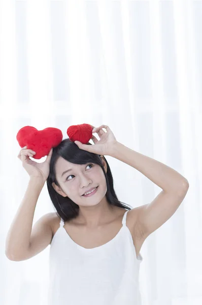 Oyuncak Bir Kalp Şeklinde Tutarak Kameraya Gösteren Gülümseyen Genç Kız — Stok fotoğraf