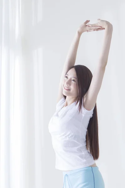 Joven Mujer Asiática Estirándose Sonriendo Mirando Hacia Otro Lado — Foto de Stock