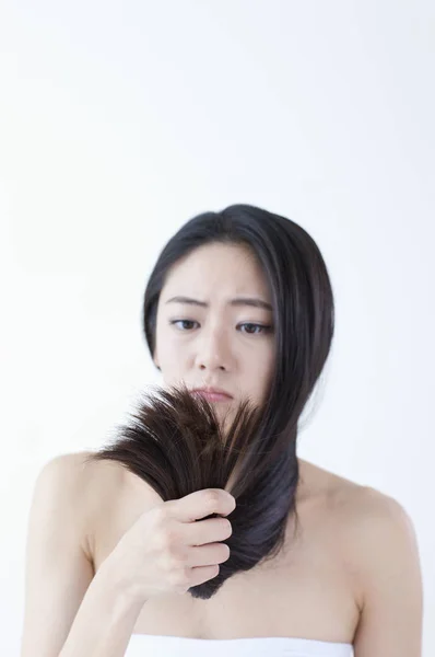 Ung Asiatisk Kvinna Holding Hair Och Tittar Det — Stockfoto