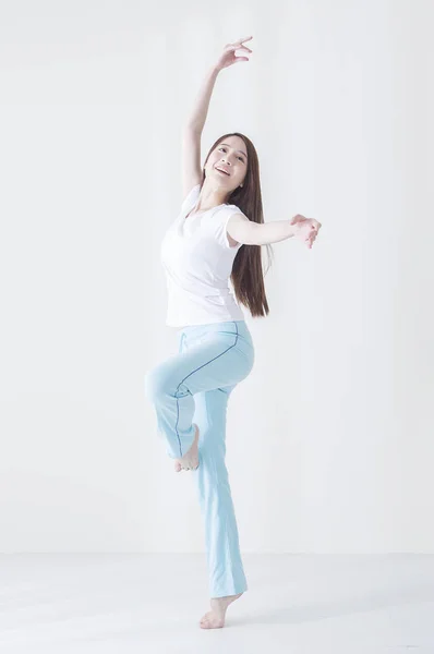 Jeune Femme Asiatique Étirant Elle Même Souriant Faire Yoga — Photo