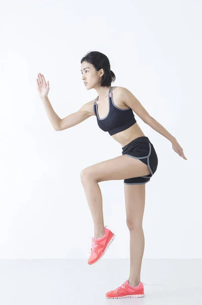 Joven Mujer Asiática Corriendo Mirando Lejos —  Fotos de Stock