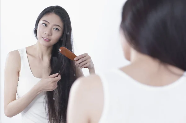 Jeune Femme Asiatique Brossant Ses Cheveux Regardant Miroir — Photo