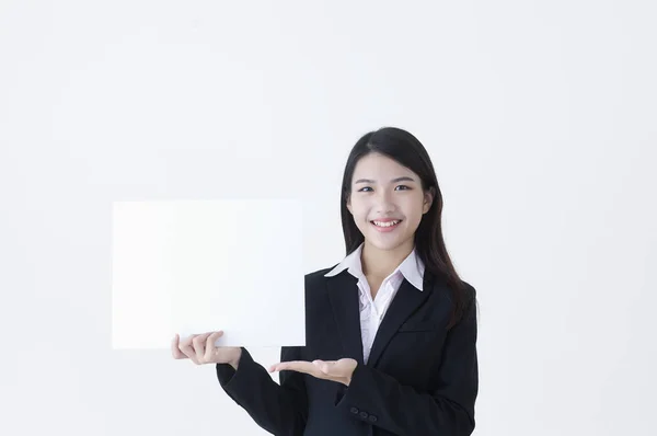 Jong Aziatische Vrouw Een Pak Houden Van Een Bord Glimlachen — Stockfoto