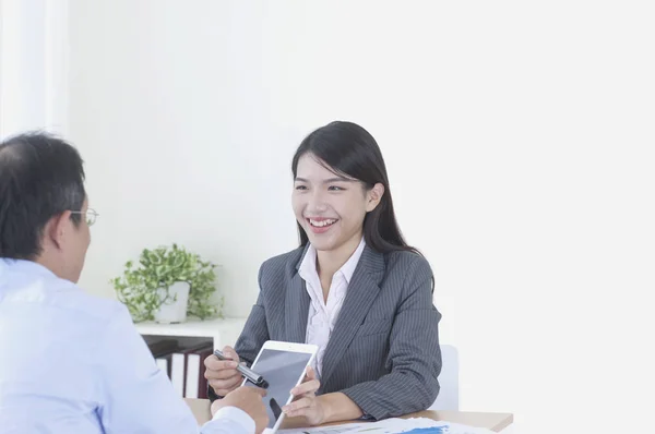 Jovem Mulher Asiática Vestindo Terno Sorrindo Mostrando Tablet Para Cliente — Fotografia de Stock