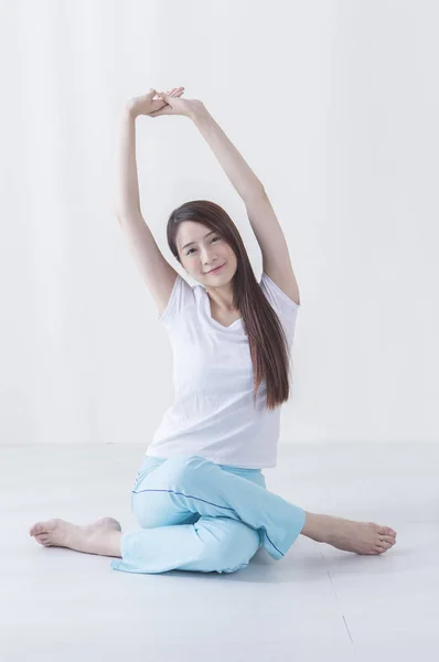 Jeune Femme Asiatique Étirant Elle Même Souriant Caméra — Photo