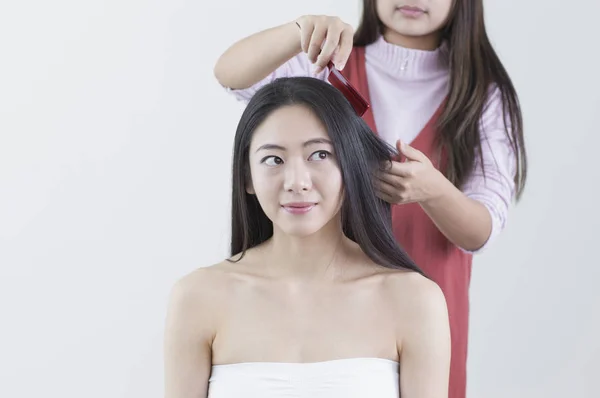 Junge Asiatische Frau Lächelt Während Andere Ihr Haar Bürsten Und — Stockfoto