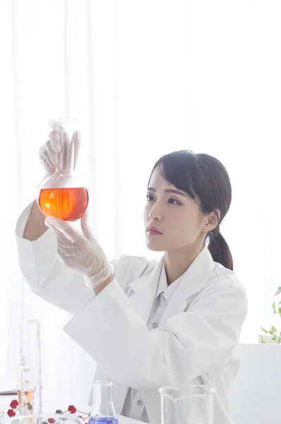 Doctora Joven Sosteniendo Tubo Ensayo Haciendo Experimento —  Fotos de Stock