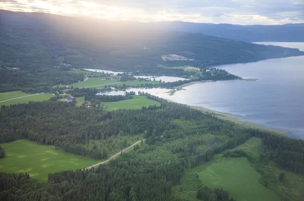 Aerial Shot Beautiful Lake Green Hills — Stockfoto