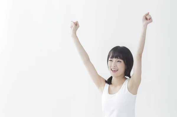 Joven Mujer Asiática Con Vestido Blanco Manos Arriba Sonriendo Mirando — Foto de Stock