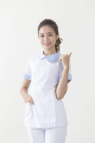 Jovem Enfermeira Mãos Para Cima Sorrindo Para Câmera — Fotografia de Stock