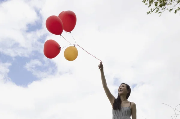 Jovem Mulher Asiática Segurando Balão Sorrindo Olhando Para Ele — Fotografia de Stock