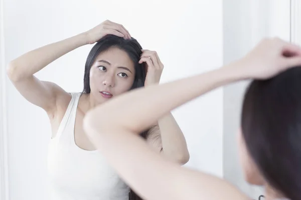 Jeune Femme Asiatique Toucher Ses Cheveux Regarder Miroir — Photo