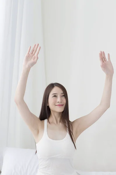 若いアジア女性の手と笑顔がよそ見 — ストック写真