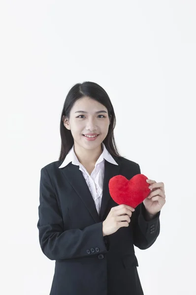 Jovem Mulher Asiática Vestindo Terno Segurando Coração Sorrindo Para Câmera — Fotografia de Stock