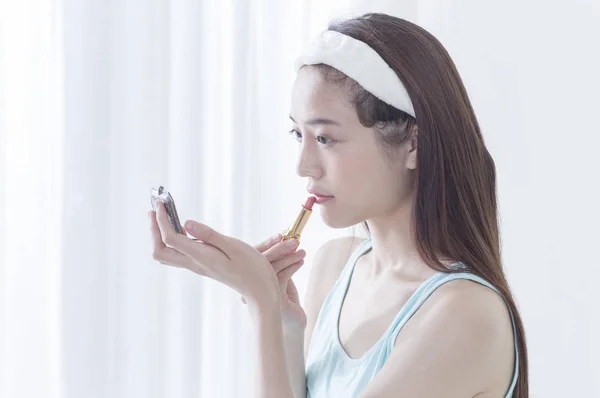 Jeune Femme Asiatique Souriant Mettre Des Maquillages Sur Son Visage — Photo