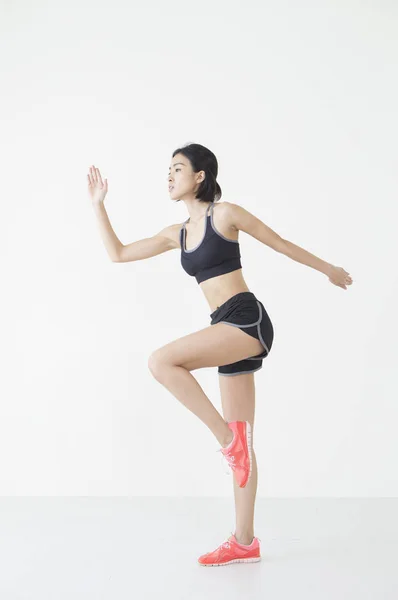 Joven Mujer Asiática Corriendo Mirando Lejos — Foto de Stock