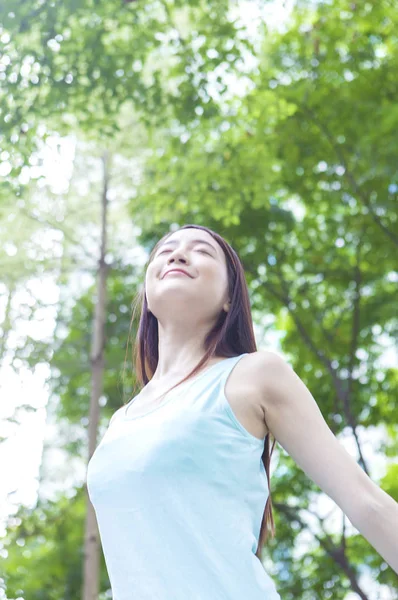 Jovem Mulher Asiática Floresta Braços Abertos Sorrindo Com Olhos Fechados — Fotografia de Stock