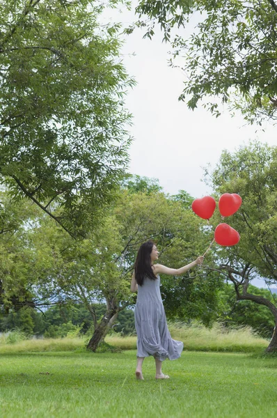 Jovem Ásia Mulher Segurando Balões Mostrando Ela Volta Para Câmara — Fotografia de Stock