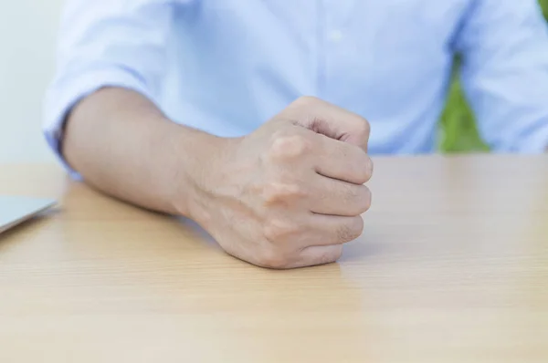 Joven Con Traje Sosteniendo Puño Mostrando Cámara — Foto de Stock