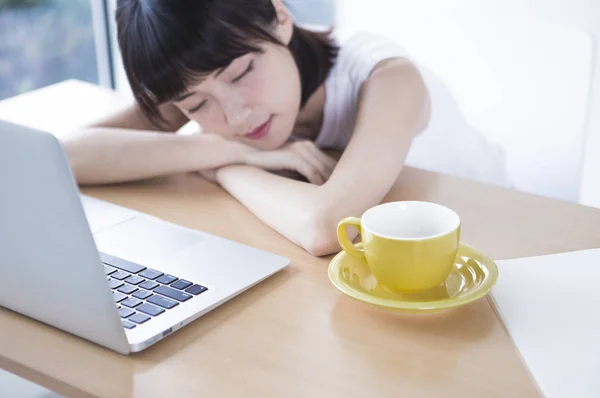 Jeune Femme Costume Blanc Allongée Sur Bureau Faisant Une Sieste — Photo