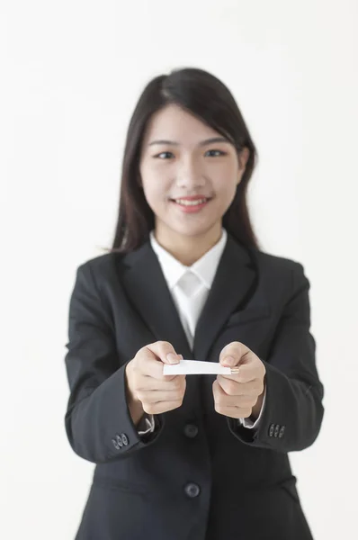 Junge Asiatische Frau Anzug Die Eine Karte Abgibt Und Die — Stockfoto